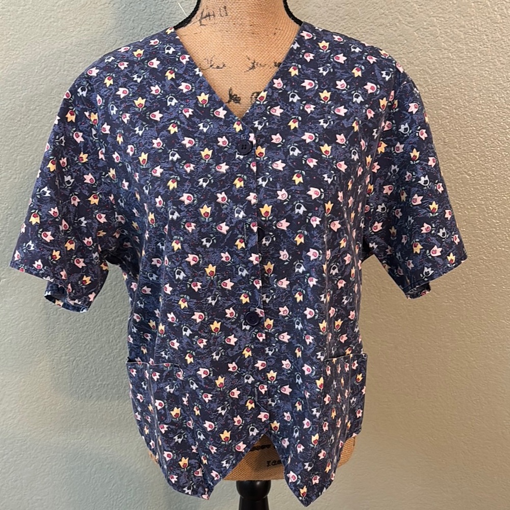 Crest Brand Nurse/Nurse Aide uniform top, size medium
